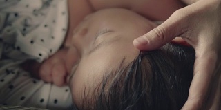 母亲在家和熟睡的男婴(10个月)