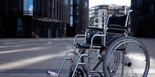 残疾人轮椅在现代建筑附近滚动