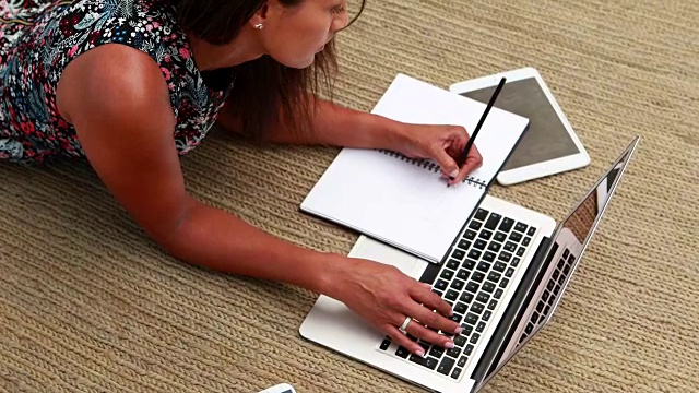 女性高管一边用笔记本电脑写4k日志