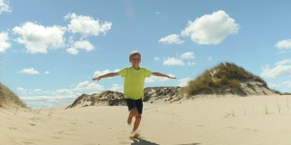孩子在沙滩上奔跑