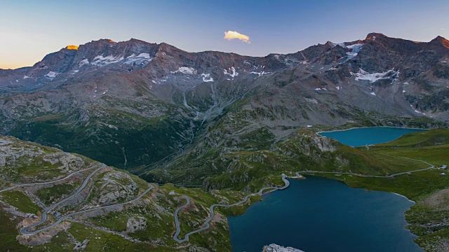 夏季阿尔卑斯山日落时的时间流逝