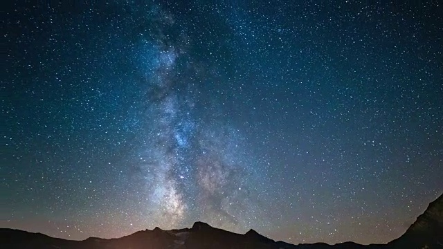 银河系在阿尔卑斯山上空旋转的时间流逝