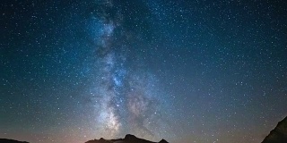 银河系在阿尔卑斯山上空旋转的时间流逝