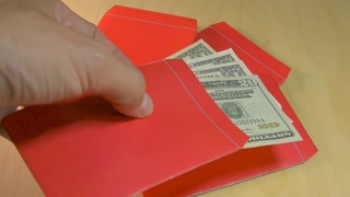 在中国新年送一个装有美元的红包或红包视频素材模板下载