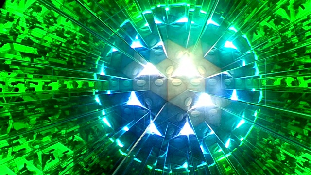 从镜子内部无限看到的七彩棱镜和镜面光效果。棱镜爆炸被镜子包围的效果。色绿棱镜镜面效果