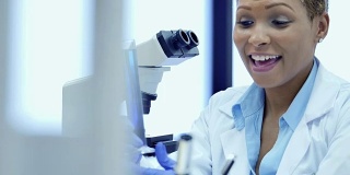 自信的非洲裔美国女科学家讨论研究助理的发现