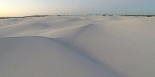 飞越沙漠中无尽的沙丘