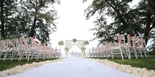 婚礼在花园里举行。