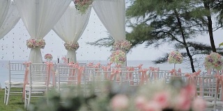 婚礼在花园里举行。