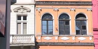 古老的葡萄牙殖民建筑的前面，古色古香的建筑前面的阳台