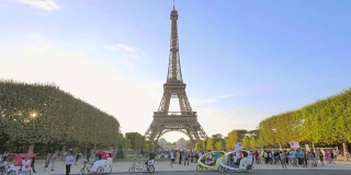 巴黎战神广场上的埃菲尔铁塔日落时分