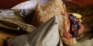 “粽子”或“bakang”，“bacang”是由糯米制成的中国传统食物