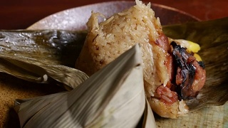 “粽子”或“bakang”，“bacang”是由糯米制成的中国传统食物视频素材模板下载