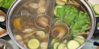 从沸腾的汤中取出玉米、蘑菇和饺子。烹饪虾和沙拉