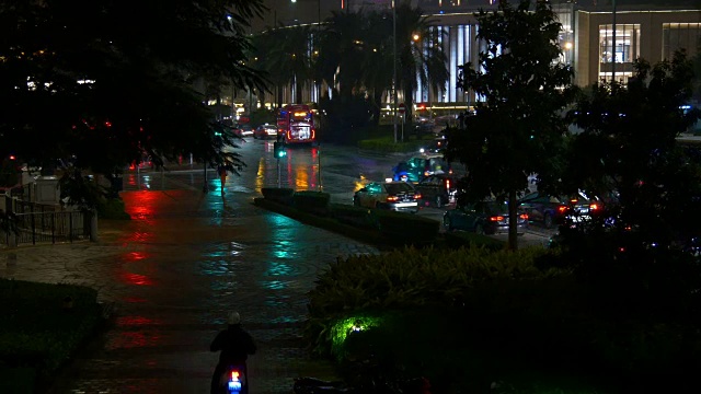 中国雨夜照亮澳门城市交通街道全景4k