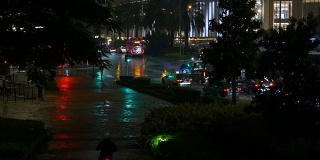 中国雨夜照亮澳门城市交通街道全景4k
