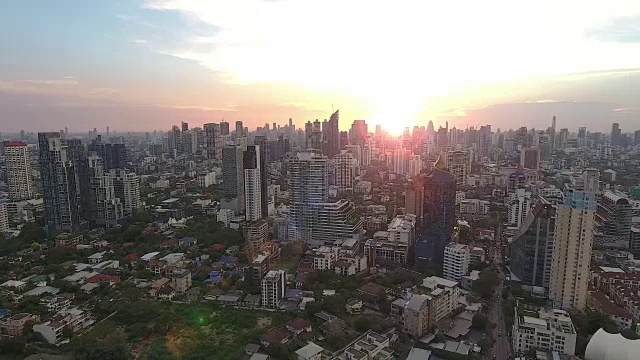 空中交通在城市景观之上的城市景象