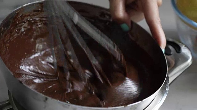 家庭主妇在家做巧克力。