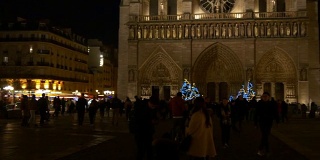 法国夜间巴黎圣母院广场游客拥挤，全景4k