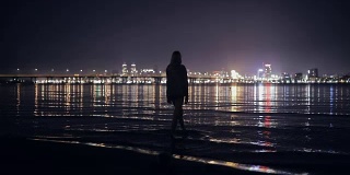 女人看夜景站在河边，与原始音频
