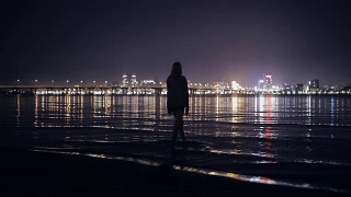 女人看夜景站在河边，与原始音频视频素材模板下载