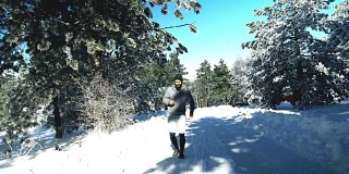 运动员在雪山中锻炼
