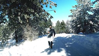运动员在雪山中锻炼视频素材模板下载