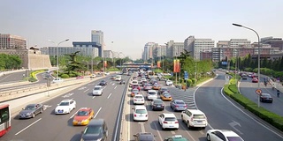 繁忙的道路和现代化的建筑在市中心的现代城市