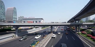 繁忙的道路和现代化的建筑在市中心的现代城市