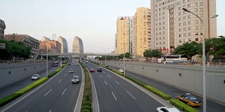 繁忙的道路和现代化的建筑在市中心的现代城市