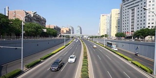 繁忙的道路和现代化的建筑在市中心的现代城市