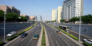 繁忙的道路和现代化的建筑在市中心的现代城市