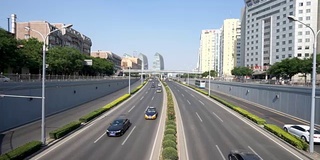 繁忙的道路和现代化的建筑在市中心的现代城市