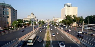 繁忙的道路和现代化的建筑在市中心的现代城市