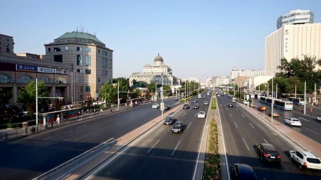 繁忙的道路和现代化的建筑在市中心的现代城市