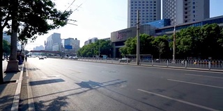 繁忙的道路和现代化的建筑在市中心的现代城市