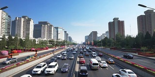 繁忙的道路和现代化的建筑在市中心的现代城市