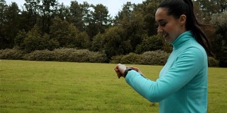 女性跑步者使用智能手表健身手表