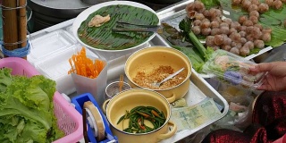 在泰国的水上市场卖食物