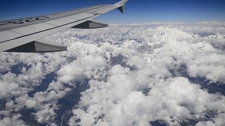 从飞机窗口鸟瞰喜马拉雅山脉视频素材模板下载
