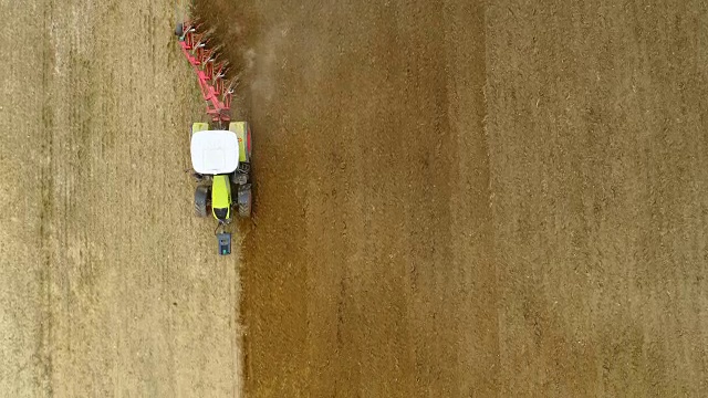 农业-拖拉机犁地宽拍4K