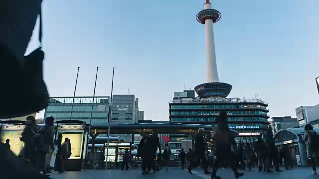 超高清4K延时:日本京都地铁站购物街上拥挤的行人和游客，背景是京都塔