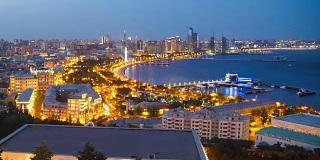 俯瞰海边的一个大城市。一天晚上。阿塞拜疆巴库。时间流逝