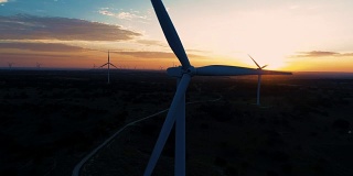 日出时，早晨的阳光穿过德克萨斯州中部的风力发电场