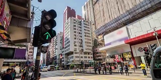 在香港弥敦道过马路的人的4k时间。