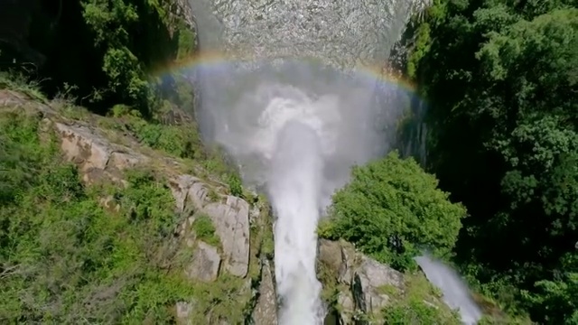 在普马兰加全景路线的Mac Mac瀑布和彩虹之上升起