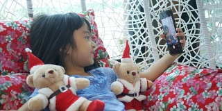 亚洲女孩与圣诞熊自拍