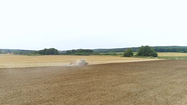 农业-拖拉机犁地4K
