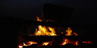 晚上在篝火上用大锅做饭的Cinemagraph