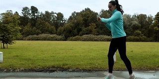 女性跑步用智能手表健身智能手表